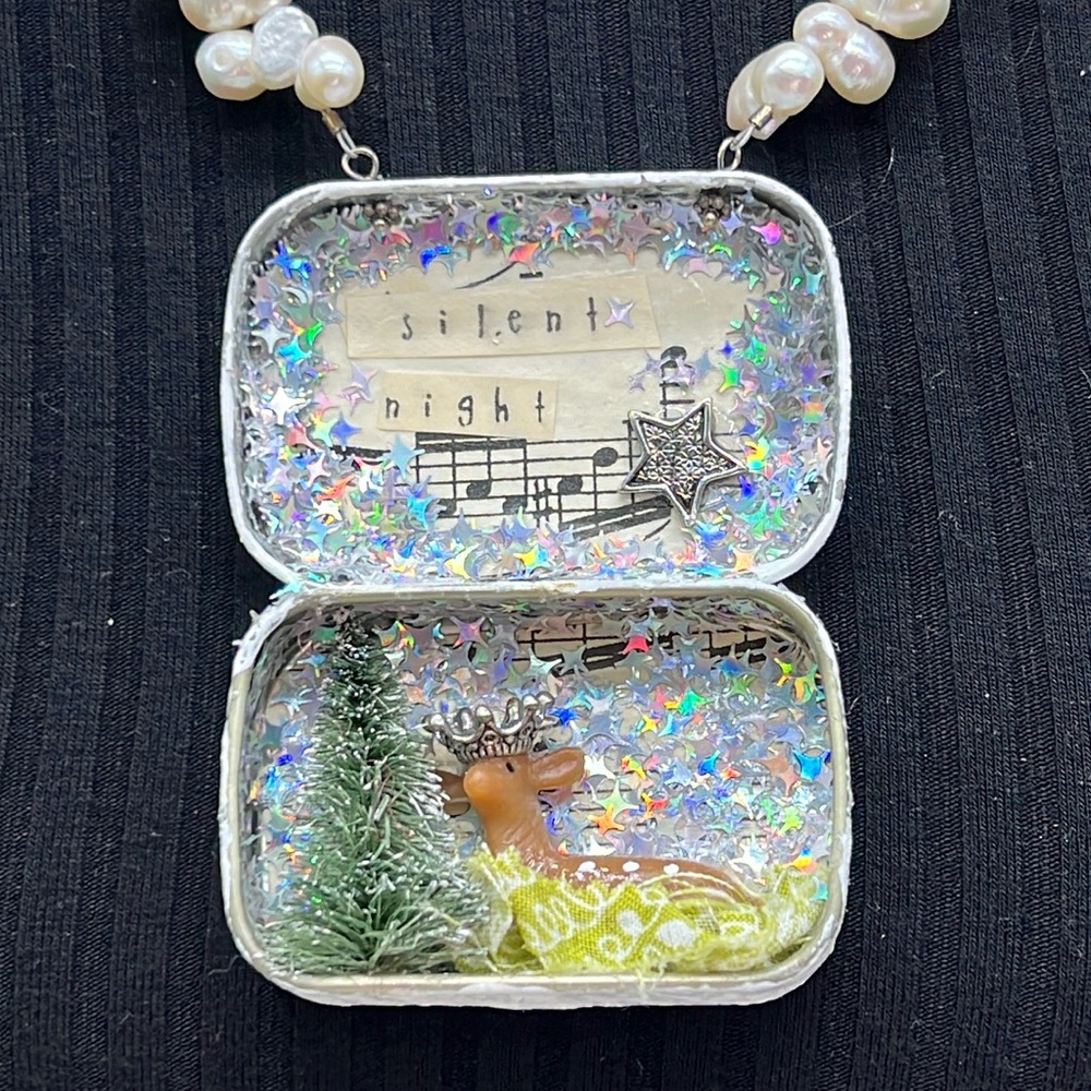 ⭐️Adorned Crown Jewelry assemblage Christmas silent night shadow box necklace - Picture 2 of 11